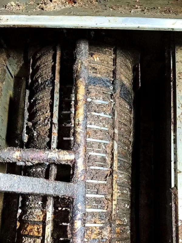 双轴滤水螺旋:槽内两条螺旋轴,叶片与筛板被浆料和油脂整体包裹