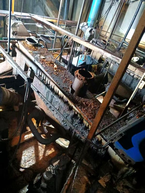 沥水输送段:长槽沿线滴漏、地面湿滑,清理需下到槽边