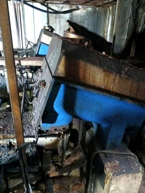 压榨(挤压)机:机体与出料口积料,挤压液外流、气味外溢