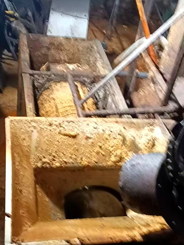 进料斗与螺旋:物料糊满螺旋与斗壁,输送能力逐月下降
